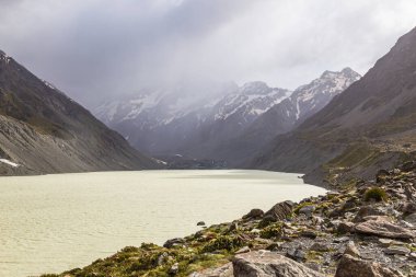 Güney Adası 'nın güzelliği. Güney Alpleri ve Hooker Gölü. Yeni Zelanda