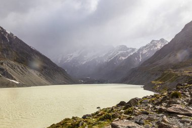 Güney Alpleri. Hooker Gölü 'ndeki sıradağlarda. Yeni Zelanda