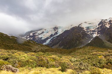 Güney Alpler 'de bir vadi. Hooker Gölü 'ne manzaralı bir yolculuk. Güney Adası, Yeni Zelanda