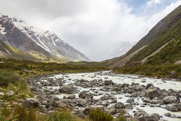 小さな流れの速い川と南アルプスの絵のような谷 フッカー湖からそう遠くない ニュージーランド — ストック写真