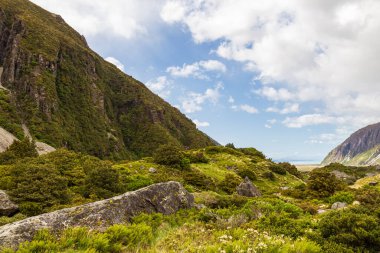 Güney Alplerinde dağlar ve yeşil tepeler. Güney Adası, Yeni Zelanda