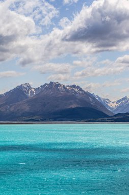 Pukaki Gölü. Güney Alpler 'deki dağların arasında turkuaz suyla dolu bir göl. Güney Adası, Yeni Zelanda