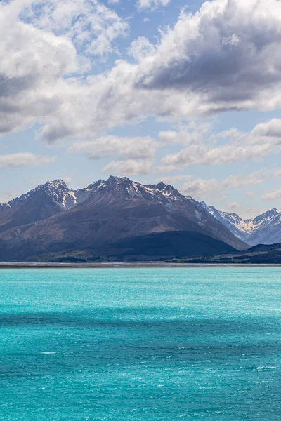 プカキ湖 南アルプスの山々の間にターコイズブルーの水で湖 ニュージーランドの南の島 — ストック写真
