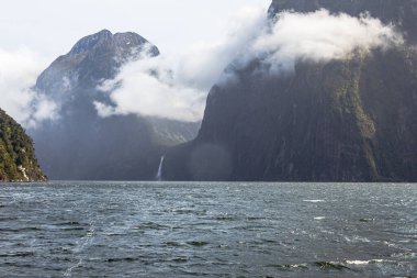 Fiordland Ulusal Parkı 'nda bulutlu bir gün. Güney Adası, Yeni Zelanda