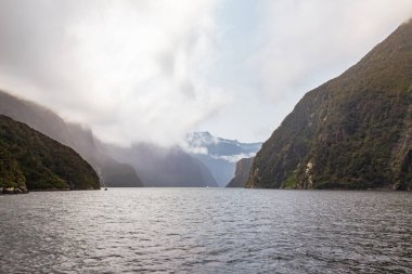 Fjordland 'in manzaraları. Bulutlardaki karlı dağlar. Güney Adası, Yeni Zelanda