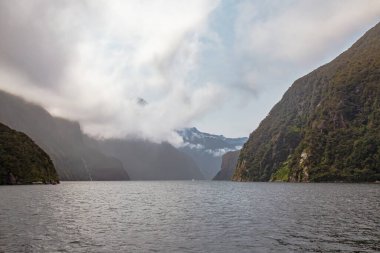 Fjordland 'in manzaraları. Bulutlarda karlı zirveler. Güney Adası, Yeni Zelanda