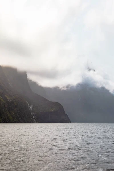 Nationaal Park Fjordland Zicht Steile Kliffen Tussen Wolken Nieuw Zeeland — Stockfoto