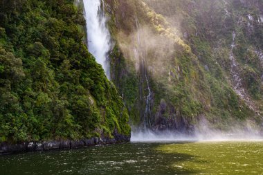 Şelalesi ve yeşil dağıyla muhteşem bir manzara. İtfaiyeciler Ulusal Parkı. Yeni Zelanda