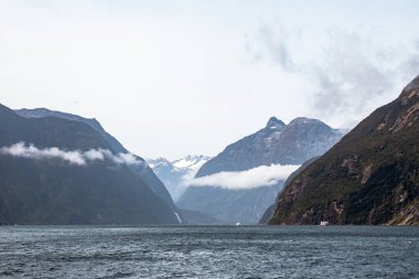 Denizin görkemli zirveleri arasında. Fiordland Ulusal Parkı. Güney Adası, Yeni Zelanda