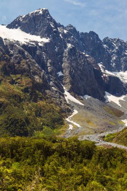 Yeni Zelanda 'nın manzaraları. Derin vadi, Te Anau 'dan Fiordland Ulusal Parkı' na kadar otoyola yakın bir buzul izine sahip. Güney Adası