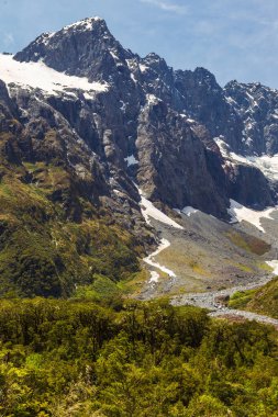 Derin vadi, Te Anau 'dan Fiordland Ulusal Parkı' na kadar otoyola yakın bir buzul izine sahip. Güney Adası