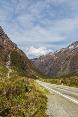 Güney Adası 'nın manzaraları. Te Anau 'dan Fiordland' a otoyol. Yeni Zelanda