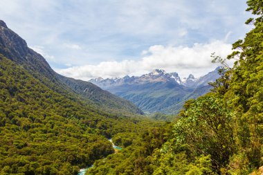 Babamın manzarası ormanı ve nehri gözetliyor. Fiordland Ulusal Parkı, Güney Adası, Yeni Zelanda