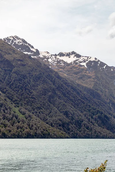 Krajina Jezera Gunn Snowy Peaks Lake Nový Zéland — Stock fotografie