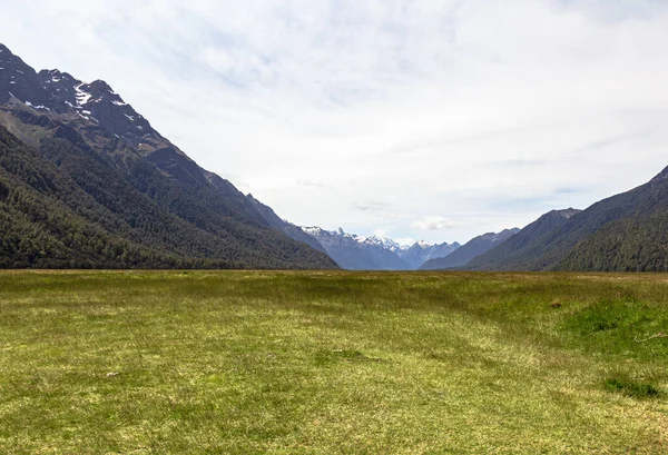 Veld Ver Besneeuwde Bergen Weg Naar Fiordlend National Park South — Stockfoto
