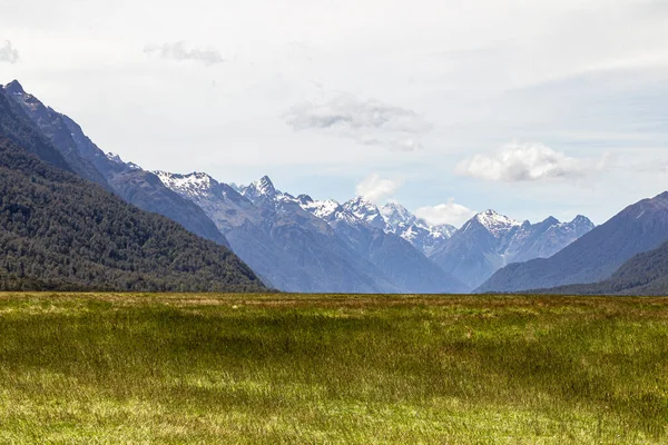 필즈와 떨어져 눈덮인 산들이 밀퍼드 사운드로 길입니다 Fiordland 뉴질랜드 — 스톡 사진