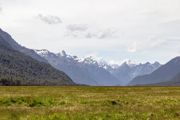 Veld Verre Besneeuwde Bergen South Island Landschappen Weg Naar Milford — Stockfoto