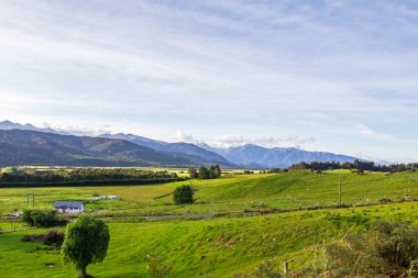 Güney Adası 'nın Milford Sound yolu üzerindeki manzaraları. İtfaiyeciler Ulusal Parkı. Yeni Zelanda