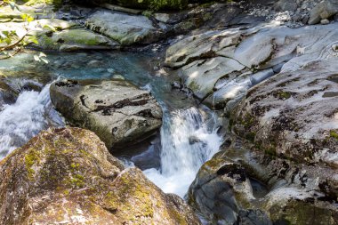 Yeni Zelanda 'da Chasm' ın Başarısızlığı. Taşların arasında akarsu. Güney Adası