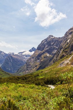 Fiordland 'a giden yoldaki bulutlardaki sarp kayalıklar. Güney Adası, Yeni Zelanda