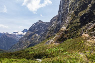 Fiordland 'a giden yokuş aşağı uçurumlar. Yeni Zelanda