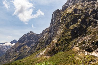 Fiordland 'a giden yokuş aşağı uçurumlar. Güney Adası, Yeni Zelanda