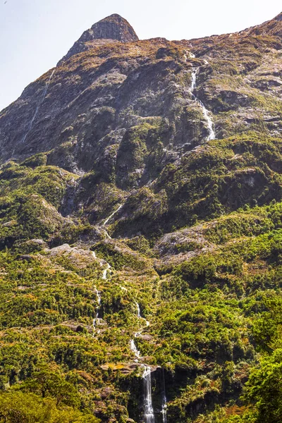 Piccola Cascata Una Montagna Verde Strada Parco Nazionale Fiordland Nuova — Foto Stock