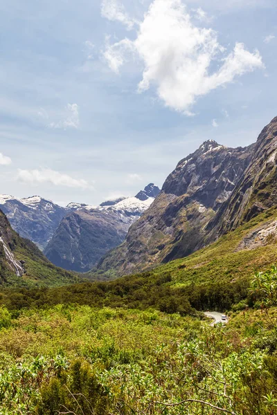 Zielona Dolina Ośnieżone Szczyty Górskie Drodze Fiordland Nowa Zelandia — Zdjęcie stockowe