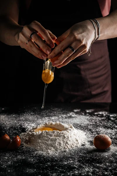 Ett Ägg Faller Mjöl Händerna Håller Skalet Matlagning — Stockfoto