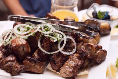 Kömüre pişmiş et