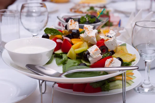 Салат с сыром и свежими овощами на белом фоне. Греческий салат . — стоковое фото