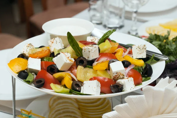 Salat mit Käse und frischem Gemüse isoliert auf weißem Hintergrund. Griechischer Salat. — Stockfoto