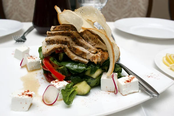 Salada com queijo e legumes frescos isolados em fundo branco. Salada grega . — Fotografia de Stock