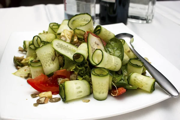 Salat mit Gemüse und Gemüse — Stockfoto
