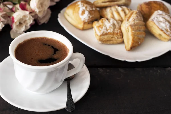 Чашка горячего кофе и печенье на завтрак на деревянном столе — стоковое фото