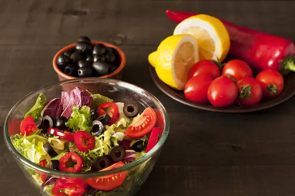 Organic vegetarian salad with vegetables and sauce. — Stock Photo, Image