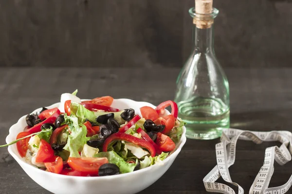 Ensalada vegetariana ecológica con verduras y salsa . — Foto de Stock