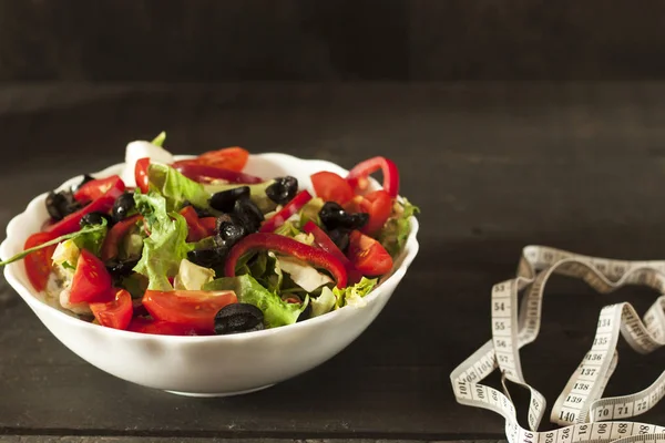 Ensalada vegetariana ecológica con verduras y salsa . —  Fotos de Stock