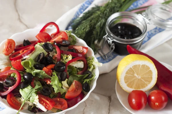 Bio-vegetarischer Salat mit Gemüse und Sauce. — Stockfoto