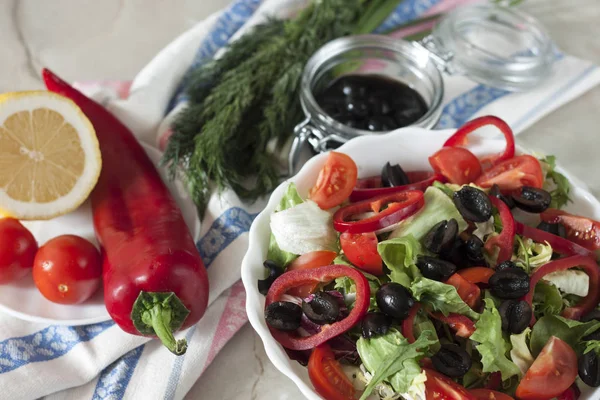 Salada vegetariana orgânica com legumes e molho . — Fotografia de Stock