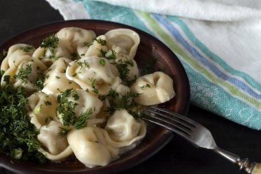 Yuvarlak bir gemide çiğ köfte. Köfte pişirme süreci.