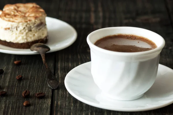 Чашку кофе и тирамису — стоковое фото