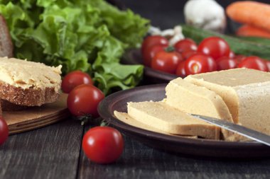 Tavuk eti üzerinden ev yapımı pate