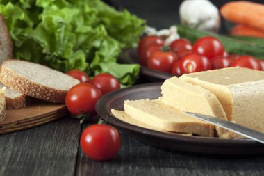 Tavuk eti üzerinden ev yapımı pate