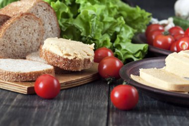 Tavuk eti üzerinden ev yapımı pate