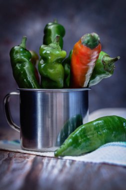 Demir bardakta yeşil biber, sade anahtar, renkli.