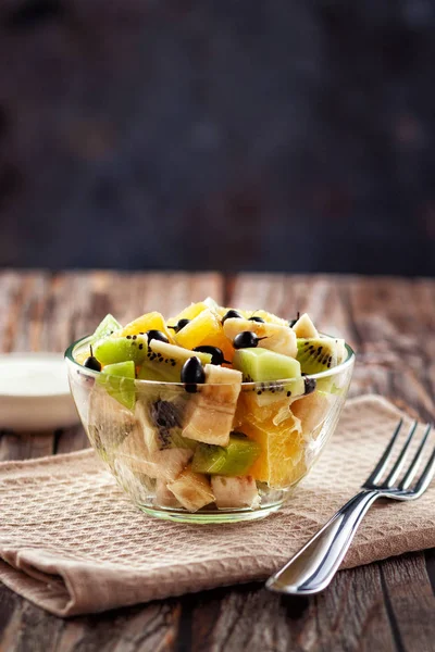 Salada de frutas frescas para uma dieta saudável em fundo de madeira — Fotografia de Stock