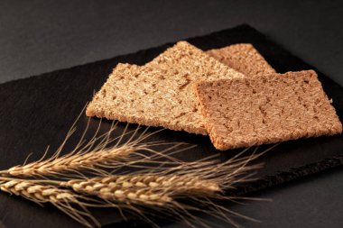 Çavdar ekmeği ve çavdar ekmeği.