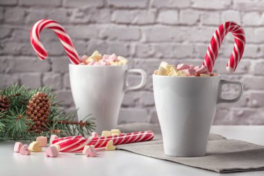 Marşmelov ve beyaz bir masada bir fincan latte.