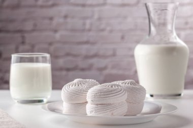 Beyaz bir tabakta beyaz tatlı şekerlemeler.